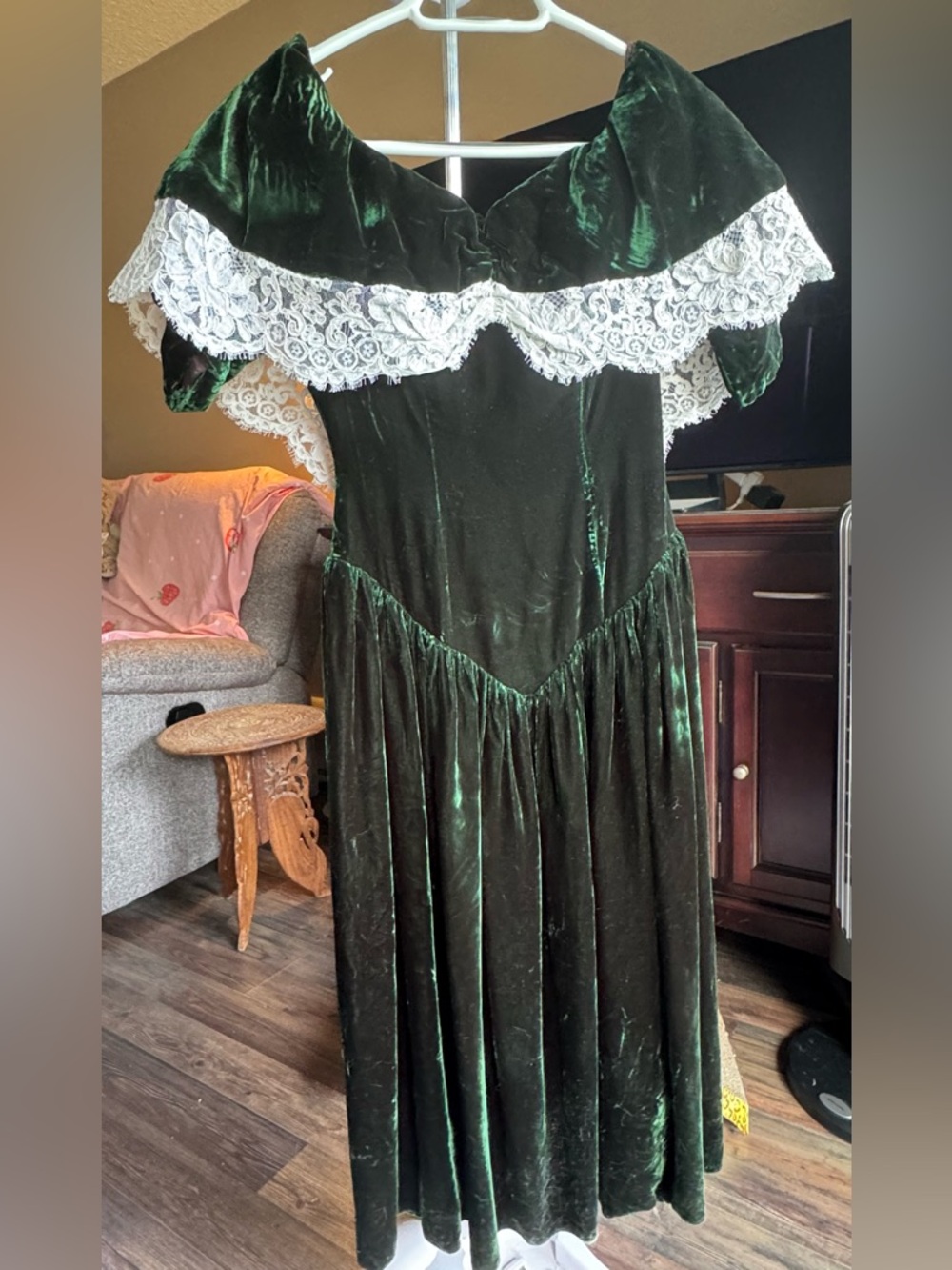 Vintage Green Velvet Lace-Trim Off-Shoulder Dress, fits like a s-xs